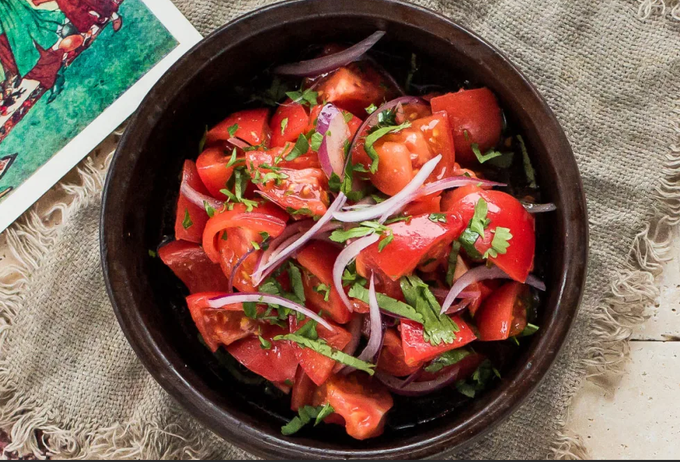 Как замариновать лук для салата с помидорами